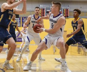Men’s basketball end weekend with two wins